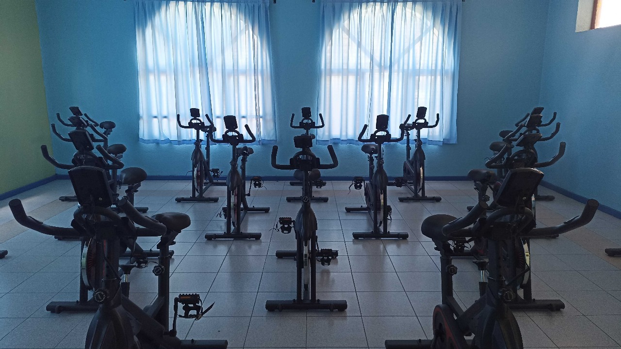 Sala de Spinning: Impulsando la Salud y el Bienestar en el Complejo Educacional Esperanza