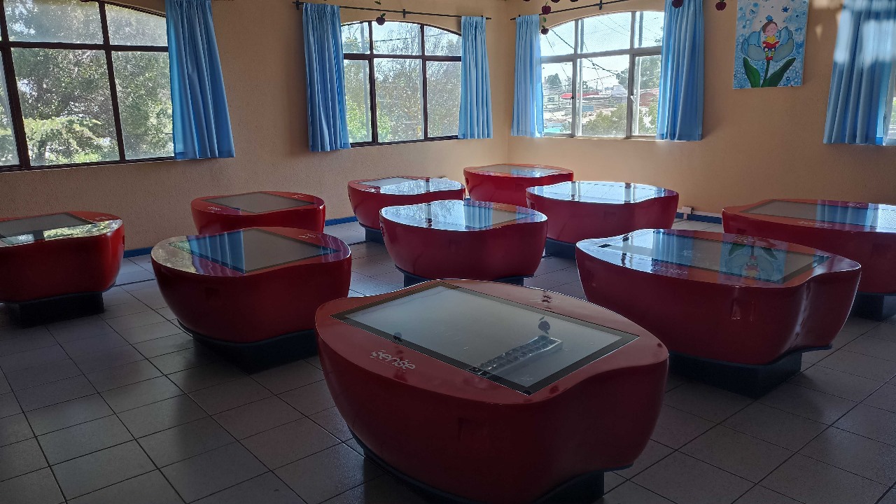 Computador en Forma de Manzana: Una Innovadora Herramienta Educativa para Niños en Educación Básica